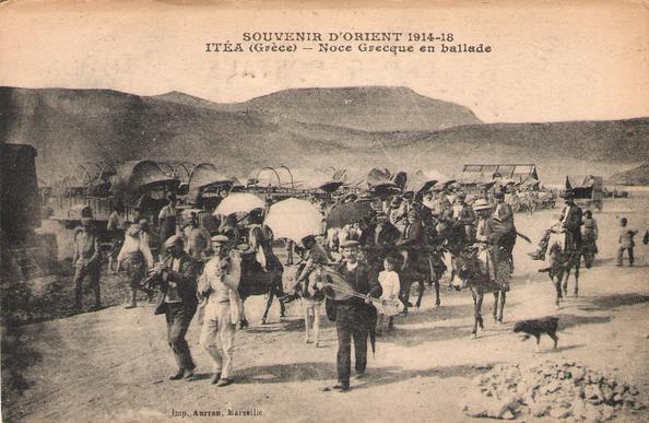 Un violoneux, costume blanc, marche en tête d'un cortège de noce avec d'autres musiciens en Grèce.