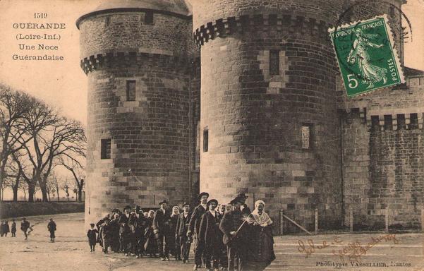 Un violoneux marche en tête d'un cortège de noce à Guérande.