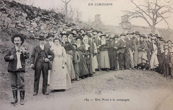 Un violoneux marche en tête d'un cortège de noce dans le Limousin.