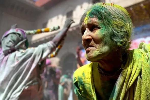 The hair & dress of an old woman is covered by yellow and green power