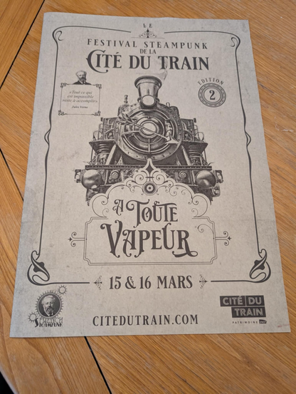 Elle vient juste de sortir de presse ! 📰✨ La gazette collector de notre événement qui sera distribuée tout le weekend si vous venez nous voir à la Cité du Train ! 🚂🎉  #steampunk #fsp #atv2025 #frenchsteampunk #citedutrain #train #alsace #alsacemylove #mulhouse