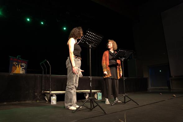 Les comédiennes Adèle & Elisa en répétition