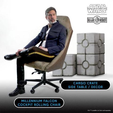 Photo du fauteuil du cockpit du Faucon et des caisses de cargo. Il y a trois caisses à droite, et le fauteuil se trouve à gauche. Sur le fauteuil, il y a une personne avec une tenue proche de celle de Han Solo dans l'Empire Contre-Attaque.
Les caisses sont empilées.
Le texte:
Star Wars
Regal Robot
Cargo crate Side Table / Decor
Millenium Falcon Cockpit Rolling Chair