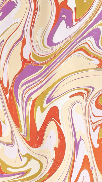 Schwungvolles marmoriertes Muster auf Papier aus lila, gelb und orange.