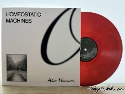 Ein Albumcover für "Homeostatic Machines" von Alan Harman, mit einem minimalistischen Design mit dem Titel oben, einem Schwarz-Weiß-Bild auf der linken Seite und einer roten Schallplatte auf der rechten Seite.