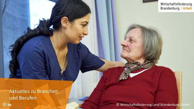 Bild: Pflegerin kümmert sich um Bewohnerin, Bildbeschriftung: Aktuelles zu Branchen und Berufen