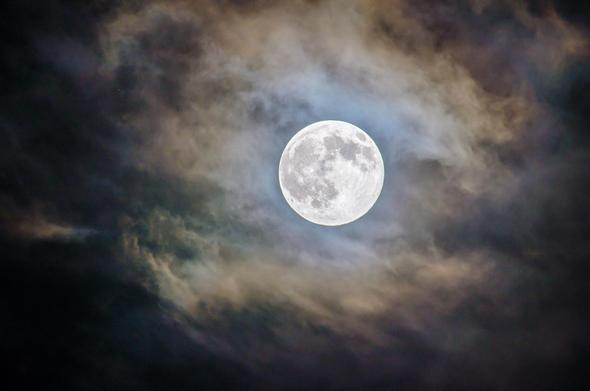 Foto von einem Vollmond, mit einigen Wolken