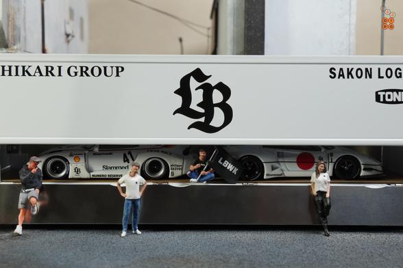 People with two cars and a Mitsubishi Fuso Super Great, LB-Trucks by GCD in 1:64 scale on AREA 164