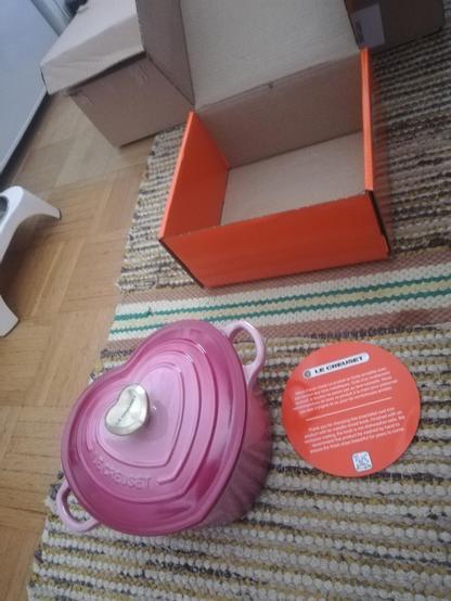 Kuvassa Le Creusetin pinkki, sydämenmuotoinen kahden litran kattila. Myös kannen nuppi on sydämenmuotoinen.