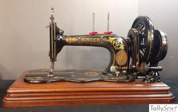 Singer model 12 hand crank from the front
