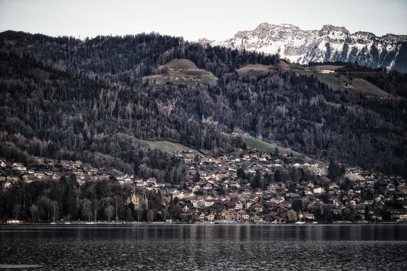 Das Dorf Hilterfingen am Thunersee im Berner Oberland, im Hintergrund das Sigriswiler Rothorn. 