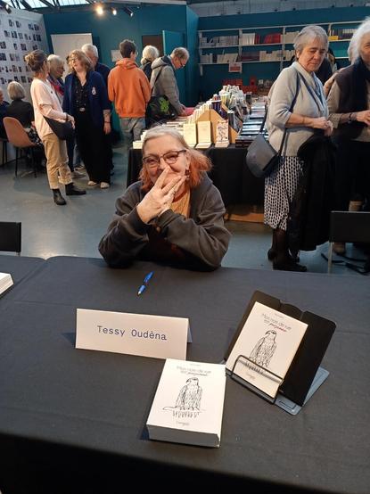 Photo de Tessy oudena en dédicace sur le stand des éditeurs singuliers