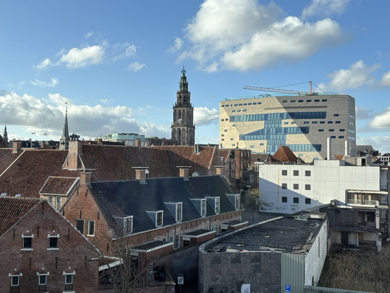 Uitzicht op de Martinitoren en het Forum vanuit hotel in Groningen