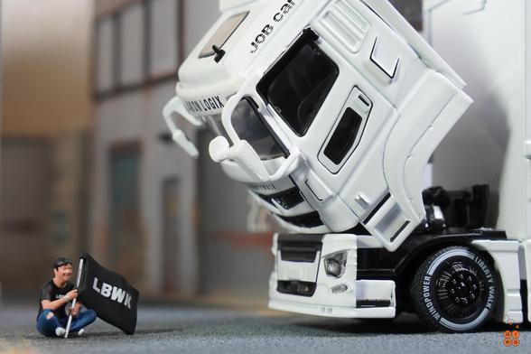 A guy and a Mitsubishi Fuso Super Great, LB-Trucks by GCD in 1:64 scale with 1:64 figure on AREA 164