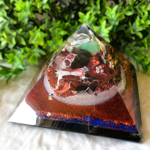 Deze vier edelstenen—Shungit, Groene Aventurijn, Howliet en Agaat—vormen samen een krachtige combinatie van bescherming, heling, balans en spirituele groei. Terwijl Shungit zuivert en beschermt tegen negatieve energie, opent Groene Aventurijn het hart voor liefde en geluk. Howliet brengt diepe rust en versterkt communicatie, terwijl Agaat stabiliteit, kracht en creativiteit bevordert. Samen ondersteunen ze lichaam en geest op weg naar harmonie en welzijn.

