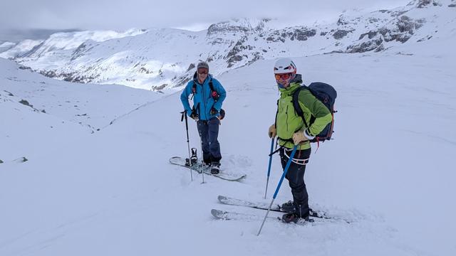 Ski de rando et splitboard dans les Alpes Suisses et Leponines sous un plafond nuageux et quelques rayons de soleil