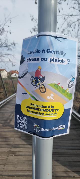 Photo d'un affiche qui présente le dessin du cycliste sur une piste cyclable. Le texte dit "le vélo à gentilly stress ou plaisir? Répondez à la grande enquête barometre-velo.fr".