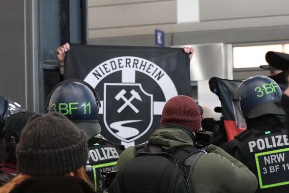 Rechter mit einem Transparent auf dem Niederrhein steht.