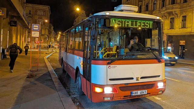 Autobus Karosa s řidičem Tomášem Tichým jede z Karlova náměstí na Strahov během konference InstallFest 2024.