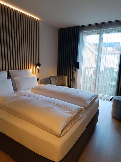Zimmer im 4K Hotel Doppelbett