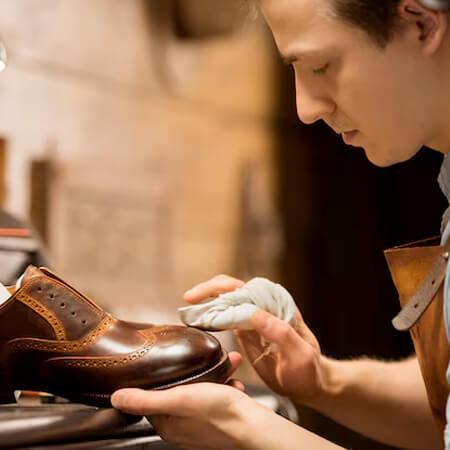 Struggling with foot discomfort? It might be your shoes. Waves Institute's latest article provides expert advice on identifying your foot type, the best practices for measuring foot size at home, and how to choose footwear that offers both style and support. Ensure every step you take is comfortable and confident.