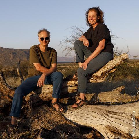Jutta und Michael vor traumhafter Savannenlandschaft