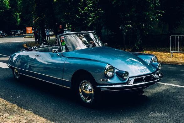 Une Citroën DS cabriolet photographiée lors du Grand Rassemblement à la Ferté-Vidame, en Eure-et-Loir, à l'occasion des 100 ans de Citroën