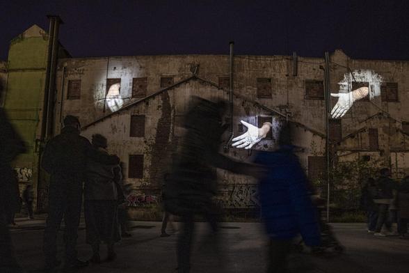 Nathalie Maufroy

Nathalie Maufroy, artiste visuelle belge formée à La Cambre, crée des performances entre théâtre et installation. Scénographe de formation, elle est aussi costumière, plasticienne ou interprète. Depuis 2015, elle développe des installations audiovisuelles pour l'espace public.  