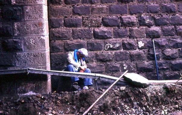 Un agent des TCDD endormi à l'entrée d'un tunnel ferroviaire