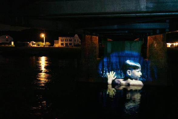 Nathalie Maufroy

Nathalie Maufroy, artiste visuelle belge formée à La Cambre, crée des performances entre théâtre et installation. Scénographe de formation, elle est aussi costumière, plasticienne ou interprète. Depuis 2015, elle développe des installations audiovisuelles pour l'espace public.  