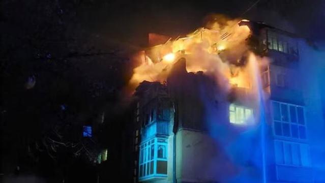 Un incendie déclenché par des artifices lors d'un concert dans une discothèque à Kocani, en Macédoine du Nord, a tué 51 personnes et blessé plus de 100 autres, le 16 mars. Les étincelles des artifices ont enflammé le toit, provoquant une panique générale. Environ 148 personnes ont été hospitalisées, dont des mineurs, certains gravement brûlés. Le propriétaire du club a été arrêté. Les autorités enquêtent sur l'incident. Le Premier ministre et la présidente de la Macédoine du Nord ont exprimé leur tristesse et leur soutien aux victimes et à leurs familles.
