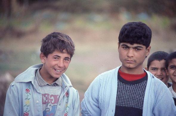 portrait de deux adolescents portant des blousons bleu clair