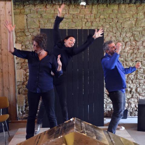 Le mariage de Martina et Mani, transporté-es par la joie, du moins surtout la voix... sautant, dansant, bondissant jusque sur la plateforme du tableau noir qui va servir d'autel à l'église.
Joué-es par Jenny Émerit (Martina) Mary Léaument (la voix dans sa tête) et Matthieu Massé (Mani).
Photo lors de notre résidence artistique en août dernier au tiers lieu le Bal Perdu à Prailles (79).