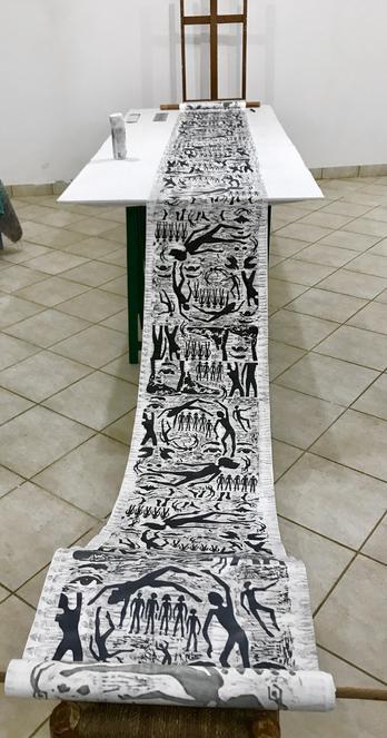 Empreintes au bâton graphite d'un carton gravé sur impressions juxtaposées d'une plaque de bois gravée représentant des corps et des fragments de corps, hiératiques ou en mouvement sur un rouleau de papier riz/coton de 16,5 X 0,45 m.