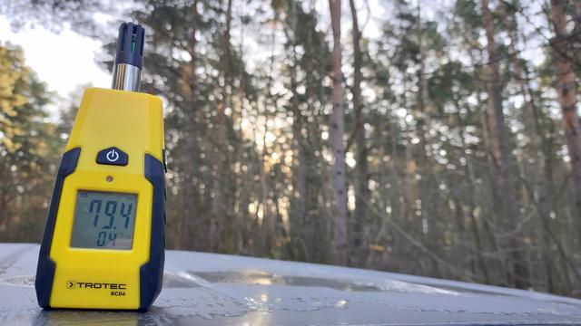Hygrometer zeigt 79,4 % Luftfeuchtigkeit bei 0,4 Grad.