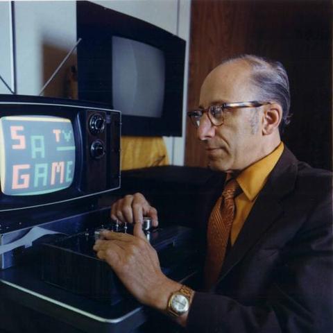 Ralph Baer jugando un videojuego tipo "Telesketch", 1977.