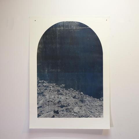 Tirage sur papier d'une gravure sur panneau de bois représentant la surface de l'astéroïde Ryugu