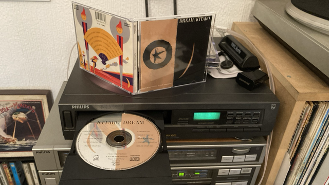 CD de Kitaro a punto de ser reproducido en un equipo de sonido de alta fidelidad 