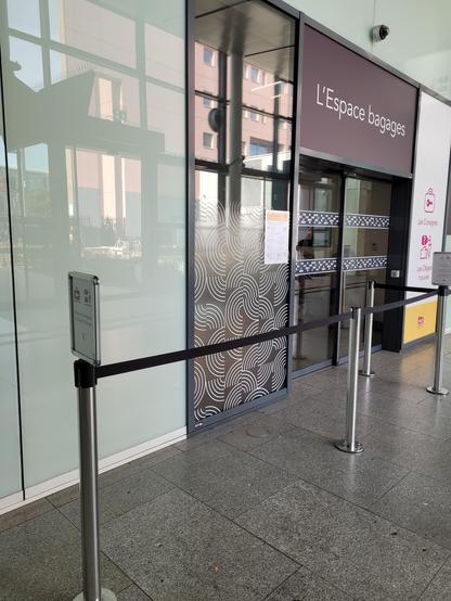 No line in front of the luggage room.
