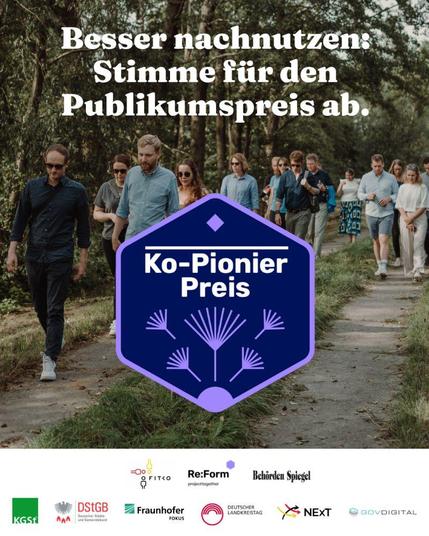 Eine Gruppe von Menschen läuft auf einem lichten Waldweg entlang. Davor ist das Logo des Ko-Pionierpreis zu sehen, darüber die Headline "Besser nachnutzen: Stimme für den Publikumspreis ab."