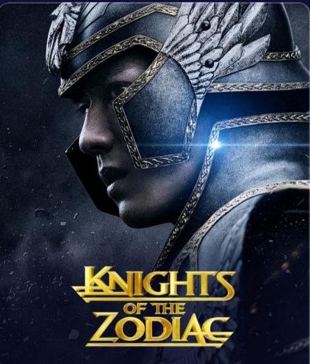Poster de la película Knights of the Zodiac con la imagen de un Caballero del Zodiaco de perfil en primer plano. El fondo es la galaxia.