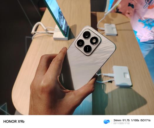 Another HONOR smartphone offers new stylish look.