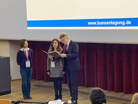 Pictured from left: former laureate Charlotte Bigg (laudator), Paola Bertucci, and DBG President Robert Franke during the opening ceremony of the Annual Meeting of the Deutsche Bunsengesellschaft in Leipzig, “Physical Chemistry of the Climate and the Atmosphere.” · Photo by Eva E. Wille