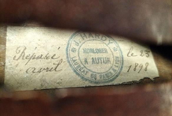 Étiquette de violon "Réparé le 23 avril 1898 - J. Hardy horloger à Autun"