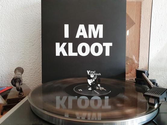 Die im Post genannte Platte liegt auf dem Plattenspieler, das Cover steht aufrecht dahinter.