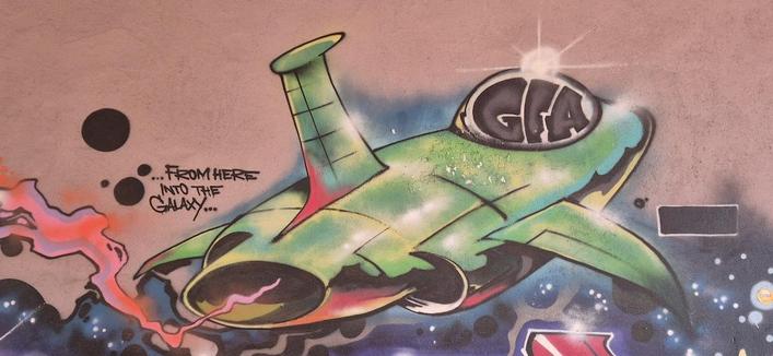 Graffiti aus Hamburg-Eimsbüttel: ein Raumschiff auf dem Weg in die Galaxie.