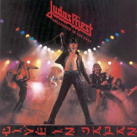 Portada del disco de  Judas Priest "Unleashed in the East" de 1979. Plano entero de conjunto de la banda sobre el escenario, humo, luces y su estética clásica de cuero. Logo del grupo inclinado sobre el título en una tipografía menor y en la parte inferior, con una tipografía que imita la escritura japonesa se lee "live in japan". 