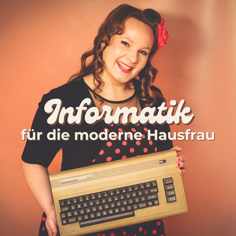 Cover des Podcasts "Informatik für die moderne Hausfrau". Orangener Hintergrund, lachende Frau mit schwarzem Kleid mit roten Punkten präsentiert einen C64. Fotografin: Nici van Grote.