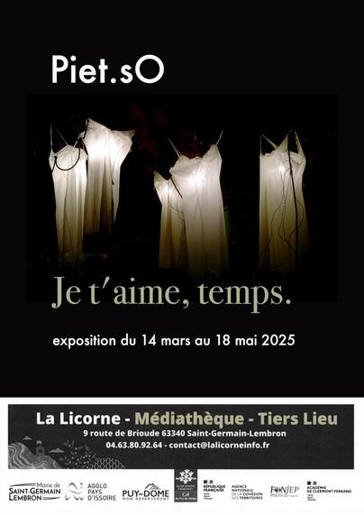 nuisettes lumineuses sur fond noir, installation de Piet.sO