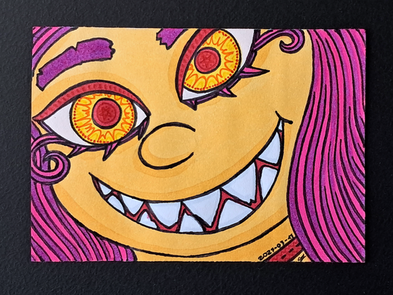 Un dessin représentant un portrait rapproché de Lilas, une femme aux cheveux violets ; elle a ses yeux jaunes grands ouverts, avec les pupilles rouges portant un pentacle chacun ; ses cils sont violets et longs ; sa bouche sourit de dents pointues entrouvertes et elle regarde intensément dans la caméra.